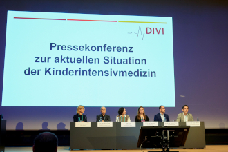 Podiumsteilnehmer der DIVI-Pressekonferenz zur Lage auf der Kinderintensivstation