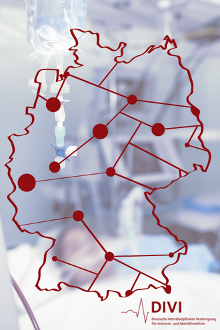 Deutschlandkarte mit markierten Orten. Im Hintergrund ein Intensivstation.