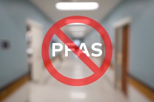 Klinikhintergrund mit Verbotszeichen für PFAS