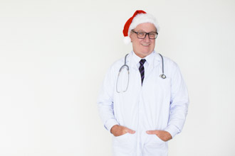 Arzt mit Weihnachtsmütze